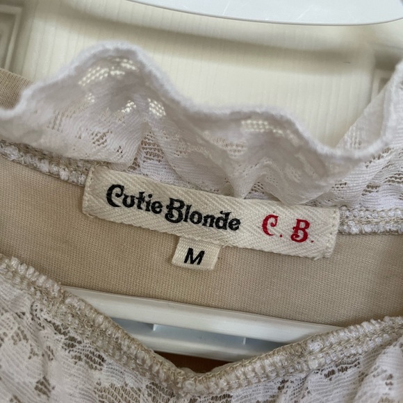 Cute T shirts with some frills around the neck. Size M - Picture 4 of 5